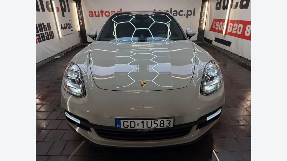 PORSCHE Panamera -