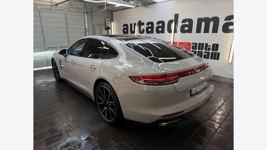 PORSCHE Panamera -