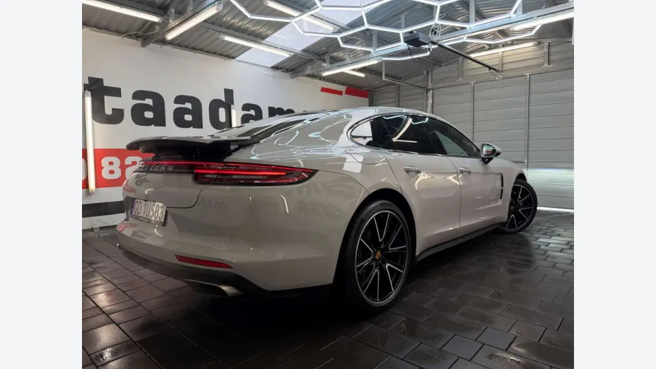 PORSCHE Panamera -