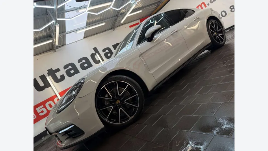 PORSCHE Panamera -