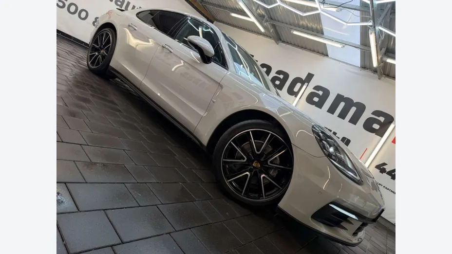 PORSCHE Panamera -