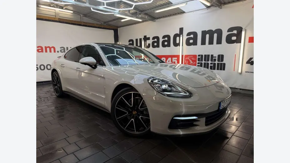 PORSCHE Panamera -
