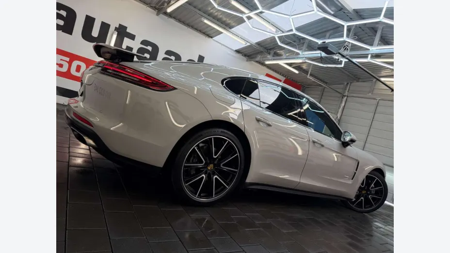 PORSCHE Panamera -
