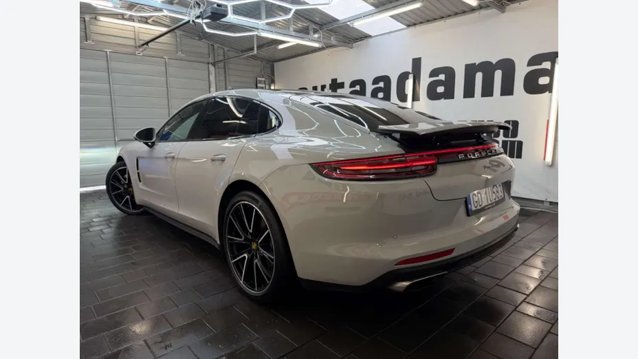 PORSCHE Panamera -