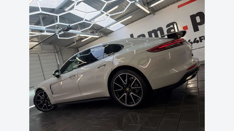 PORSCHE Panamera -