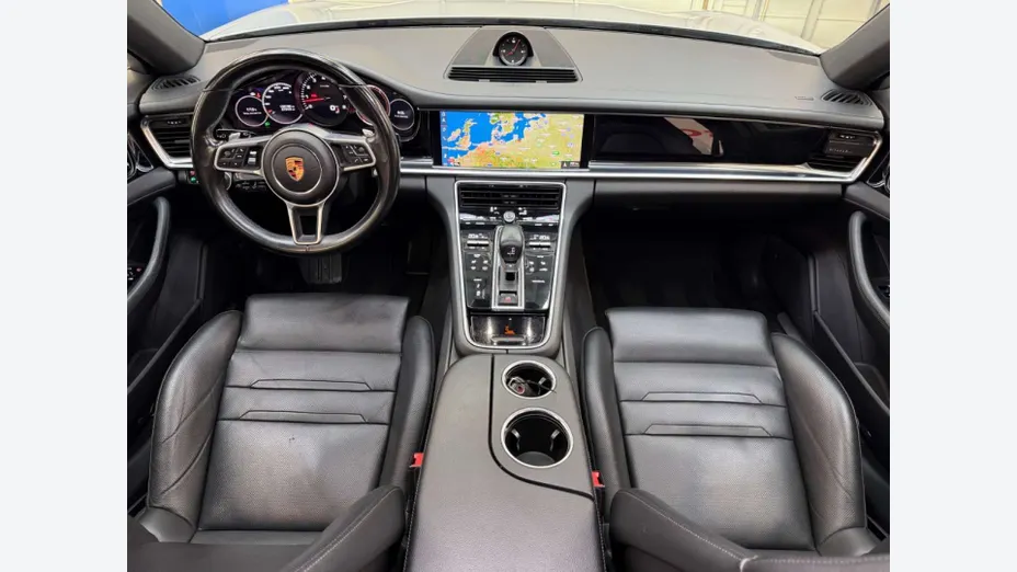 PORSCHE Panamera -