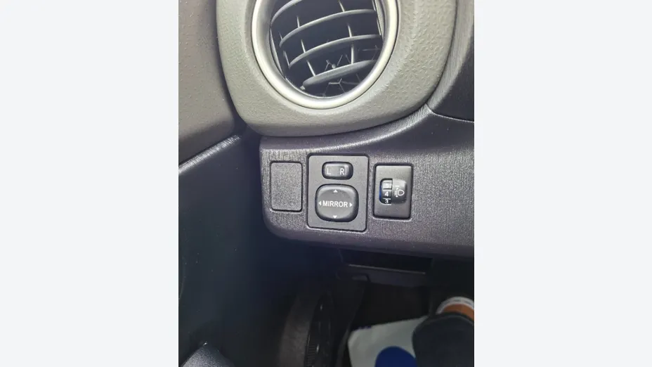 TOYOTA Yaris -