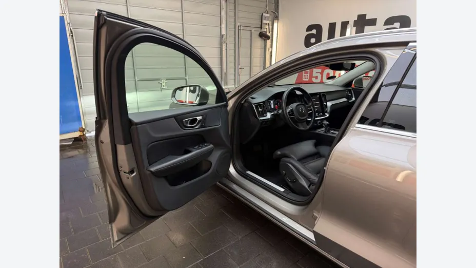 VOLVO V60 -