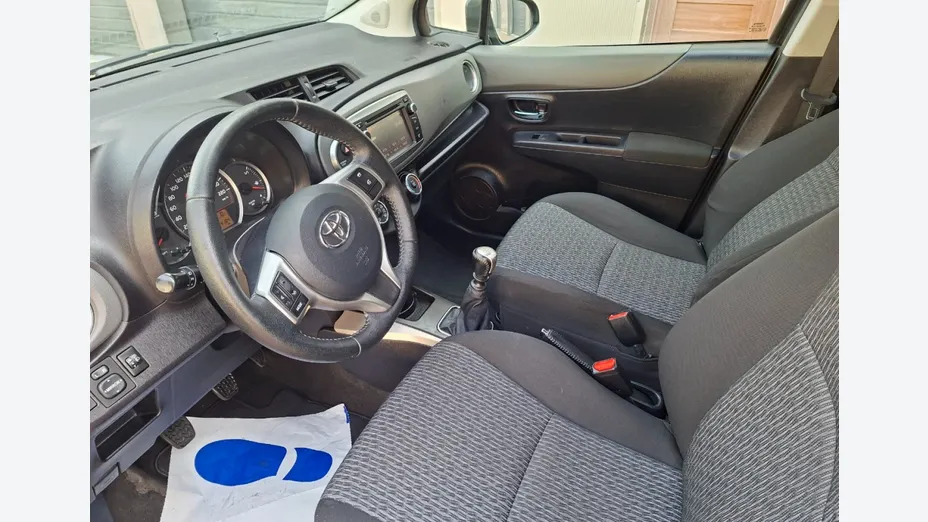 TOYOTA Yaris -