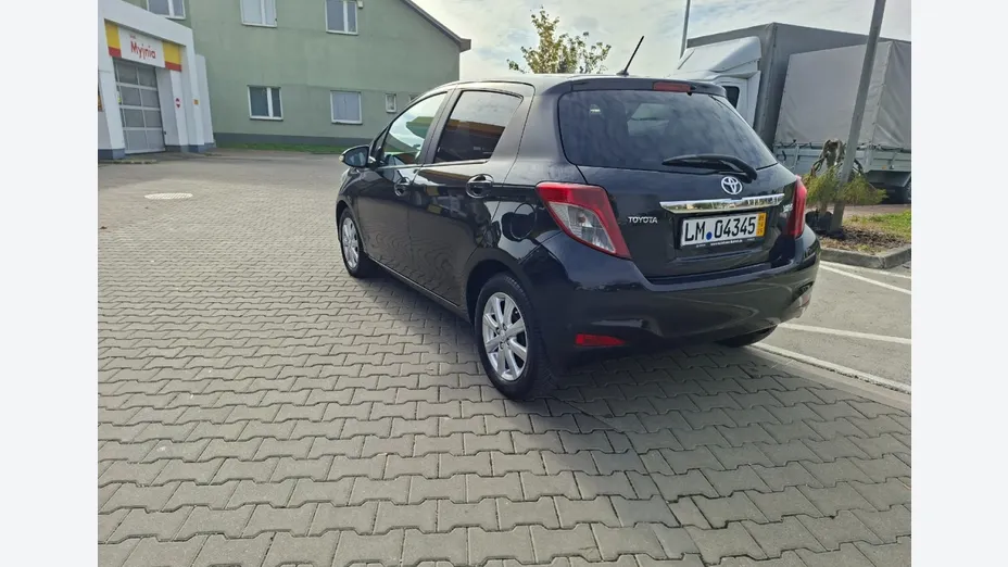 TOYOTA Yaris -