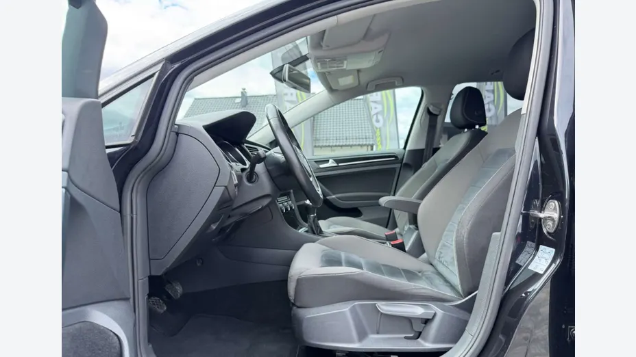 VOLKSWAGEN Golf -