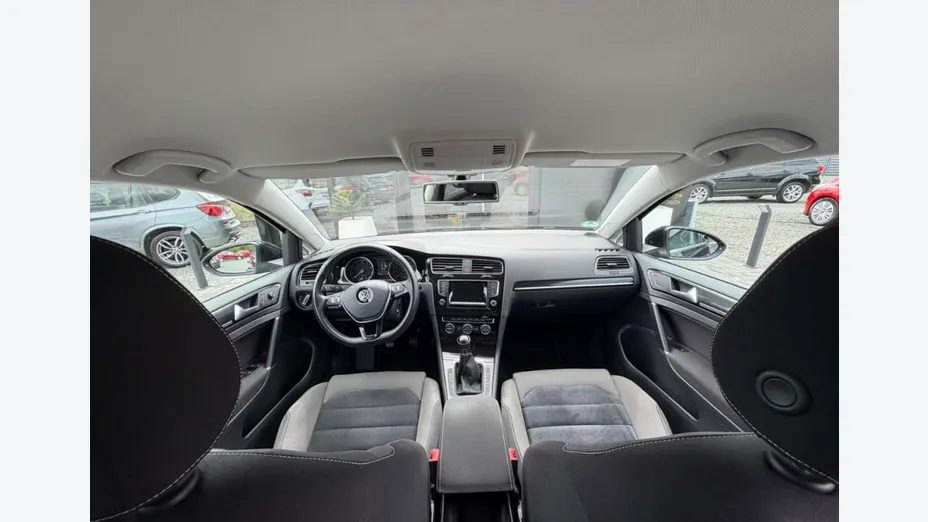VOLKSWAGEN Golf -