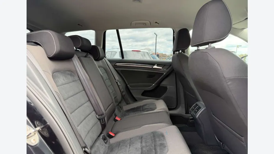 VOLKSWAGEN Golf -