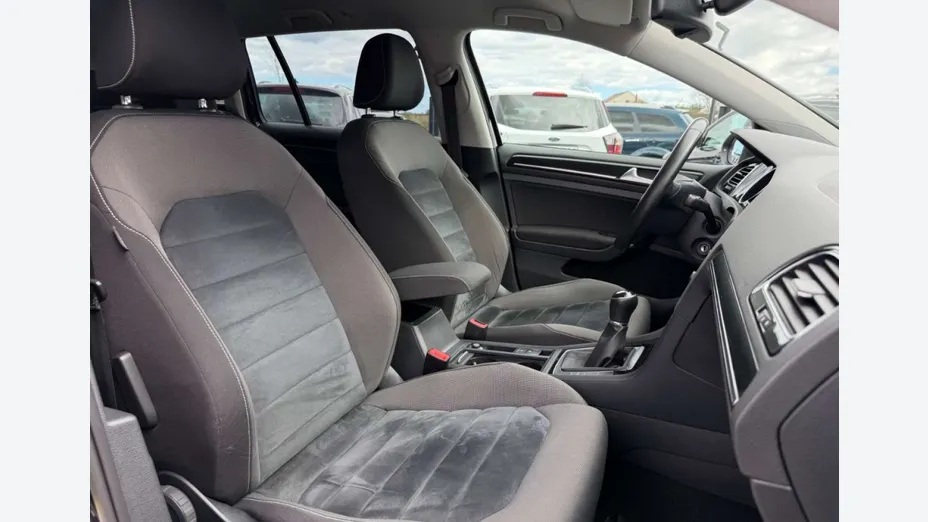 VOLKSWAGEN Golf -