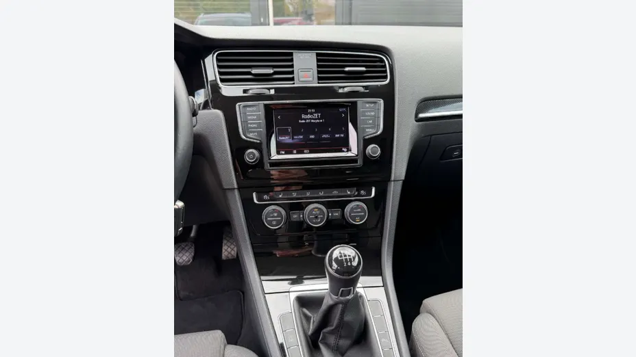 VOLKSWAGEN Golf -