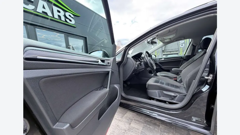 VOLKSWAGEN Golf -