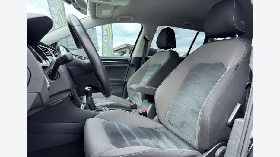 VOLKSWAGEN Golf -