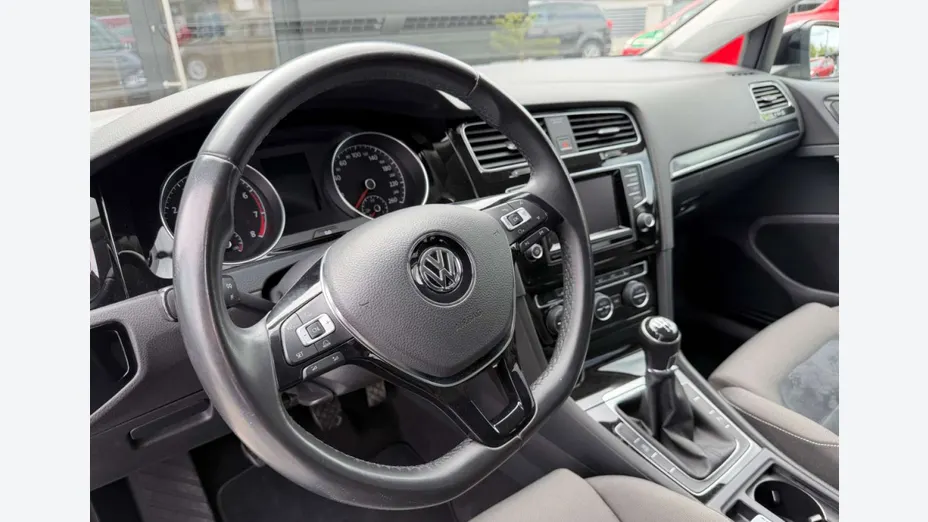 VOLKSWAGEN Golf -