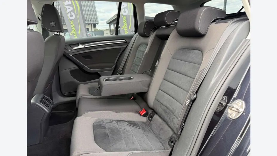 VOLKSWAGEN Golf -