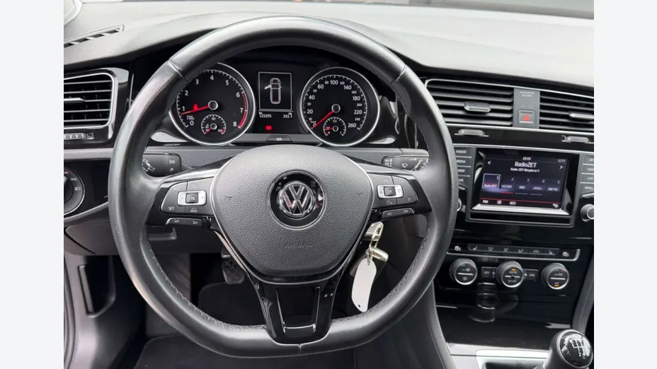 VOLKSWAGEN Golf -