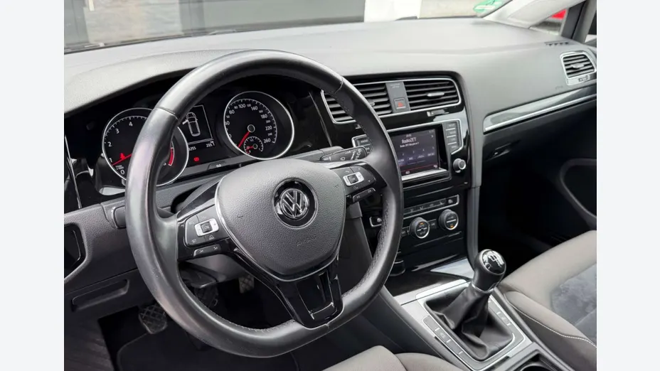 VOLKSWAGEN Golf -