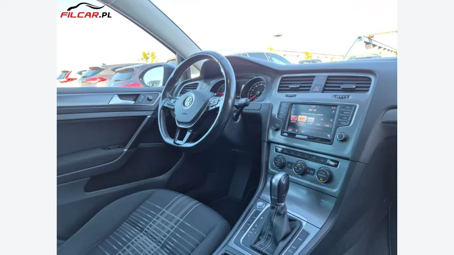 VOLKSWAGEN Golf -