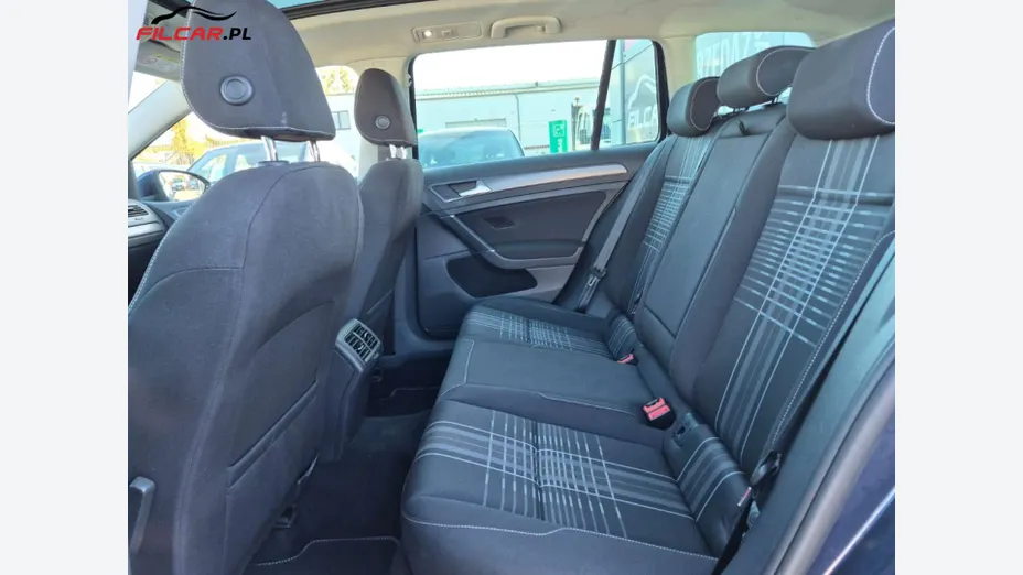 VOLKSWAGEN Golf -