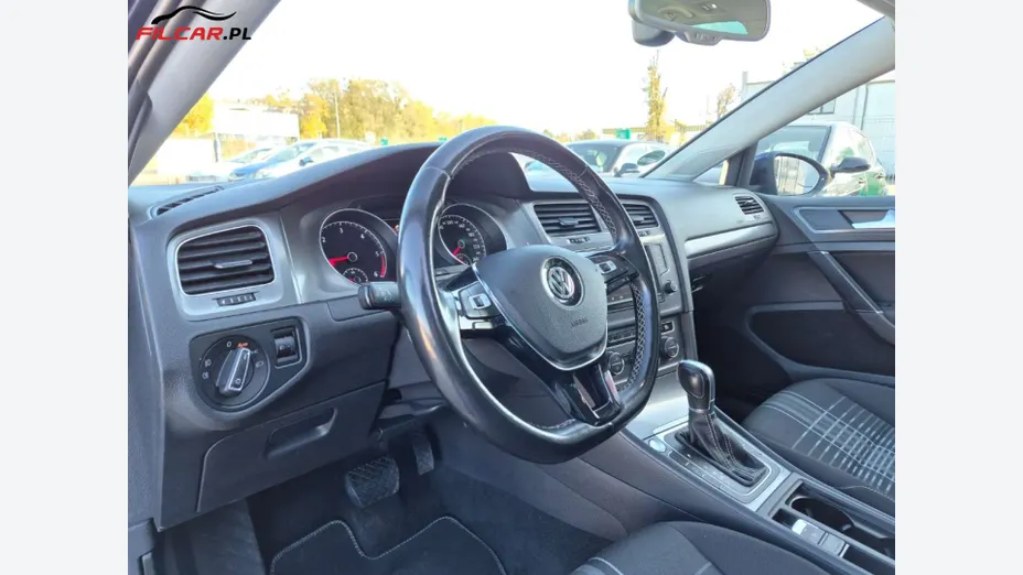 VOLKSWAGEN Golf -