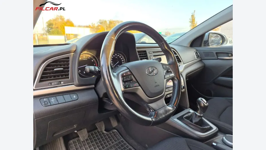 HYUNDAI Elantra -