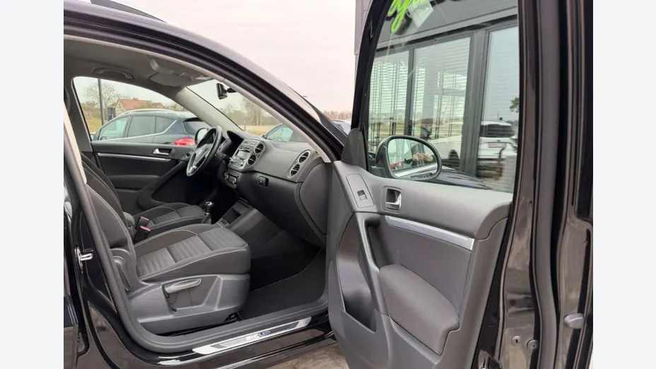 VOLKSWAGEN Tiguan -