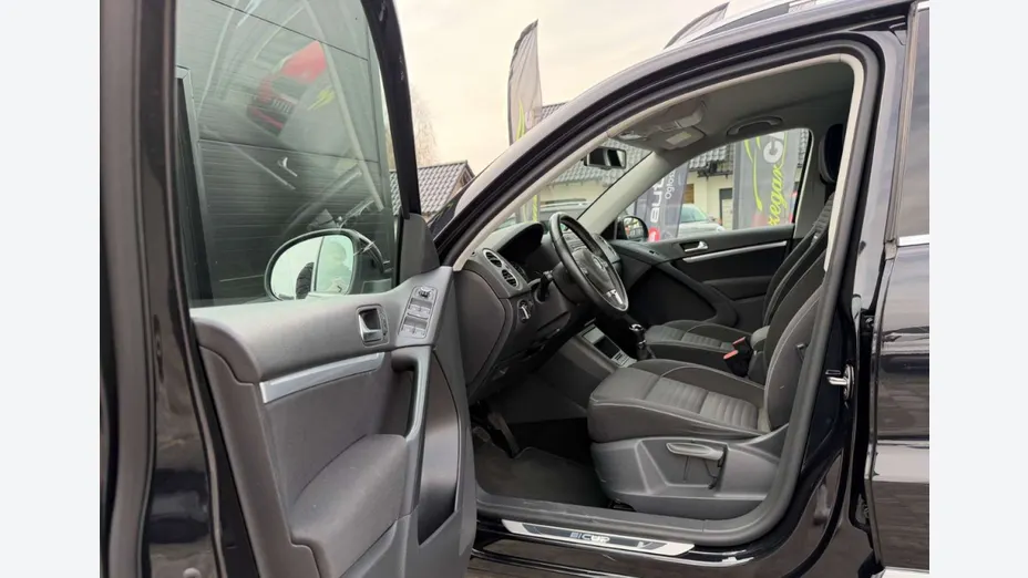 VOLKSWAGEN Tiguan -