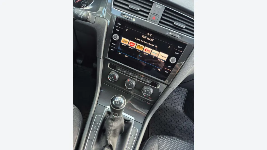 VOLKSWAGEN Golf -