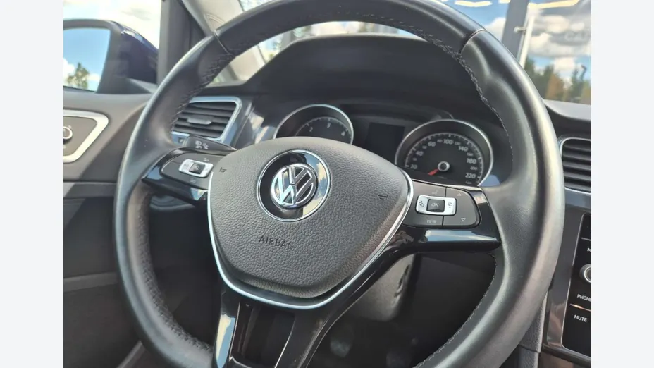 VOLKSWAGEN Golf -