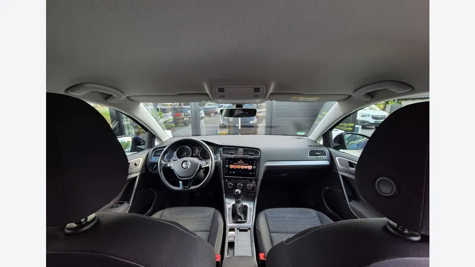 VOLKSWAGEN Golf -