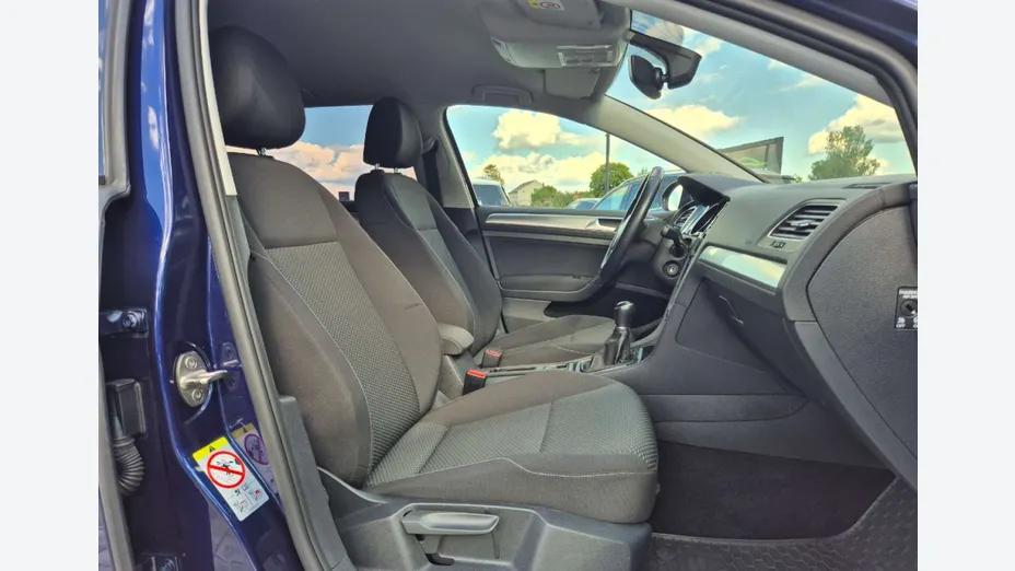VOLKSWAGEN Golf -