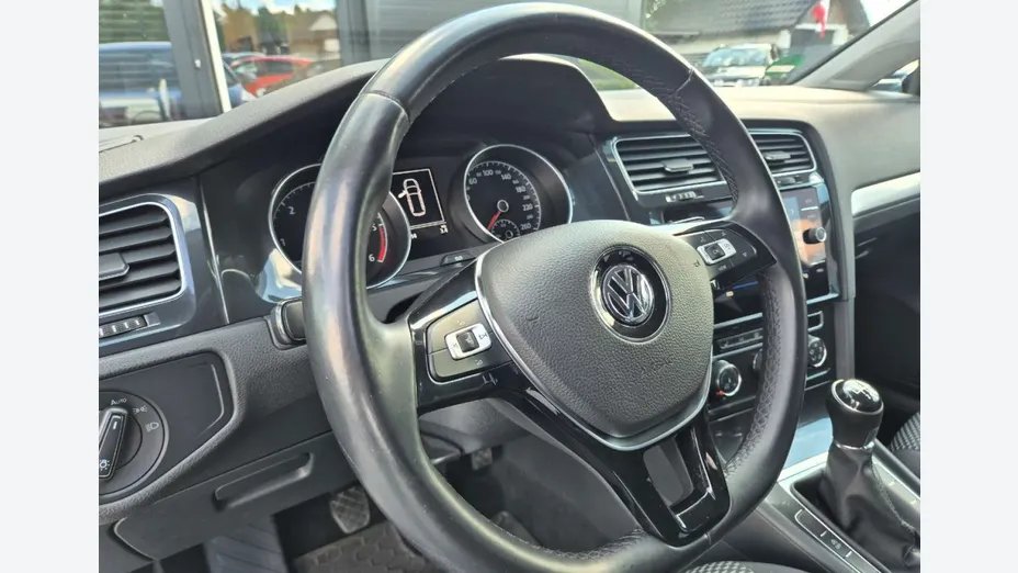 VOLKSWAGEN Golf -