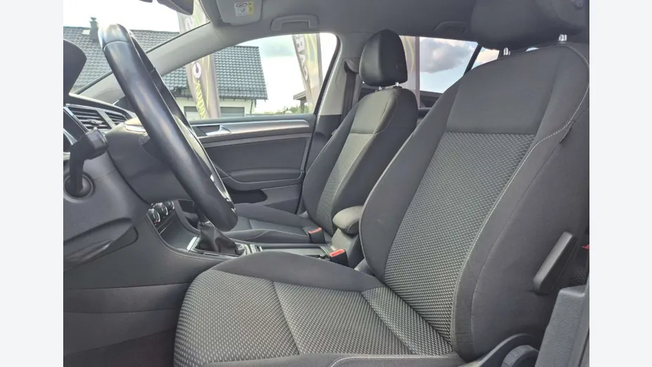 VOLKSWAGEN Golf -