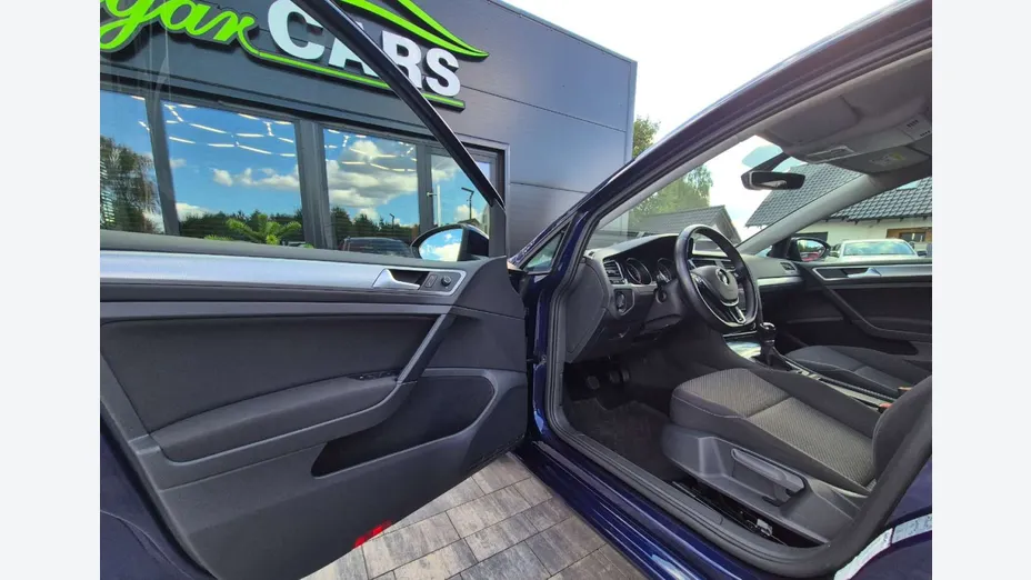 VOLKSWAGEN Golf -