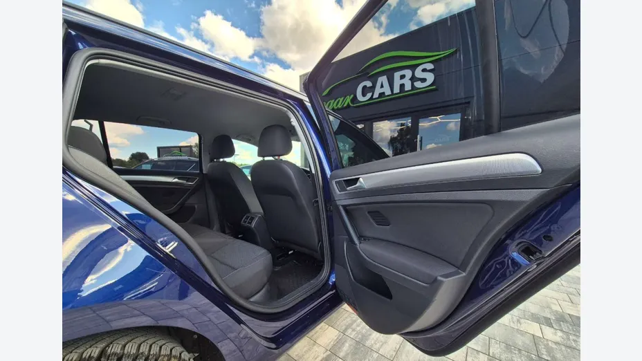 VOLKSWAGEN Golf -