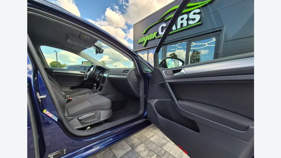 VOLKSWAGEN Golf -