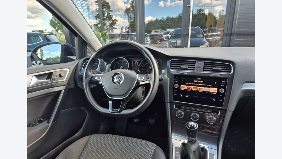VOLKSWAGEN Golf -