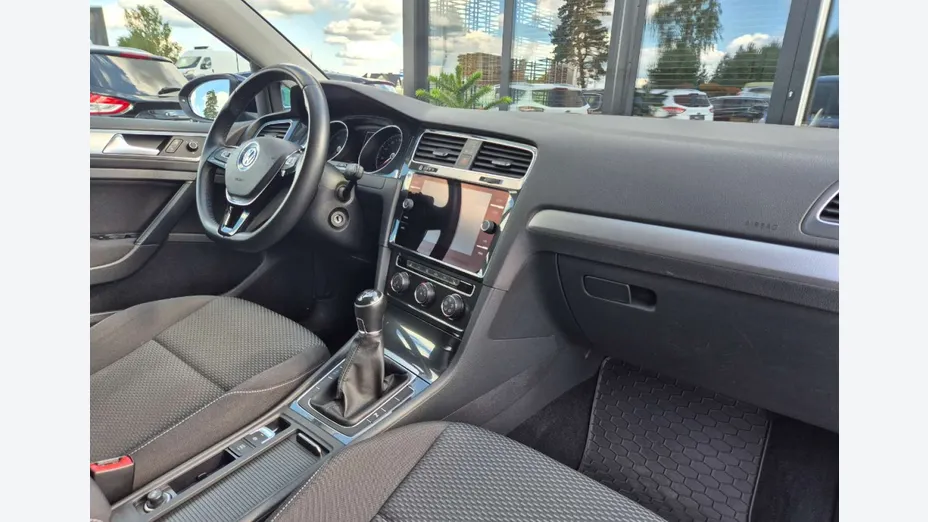 VOLKSWAGEN Golf -