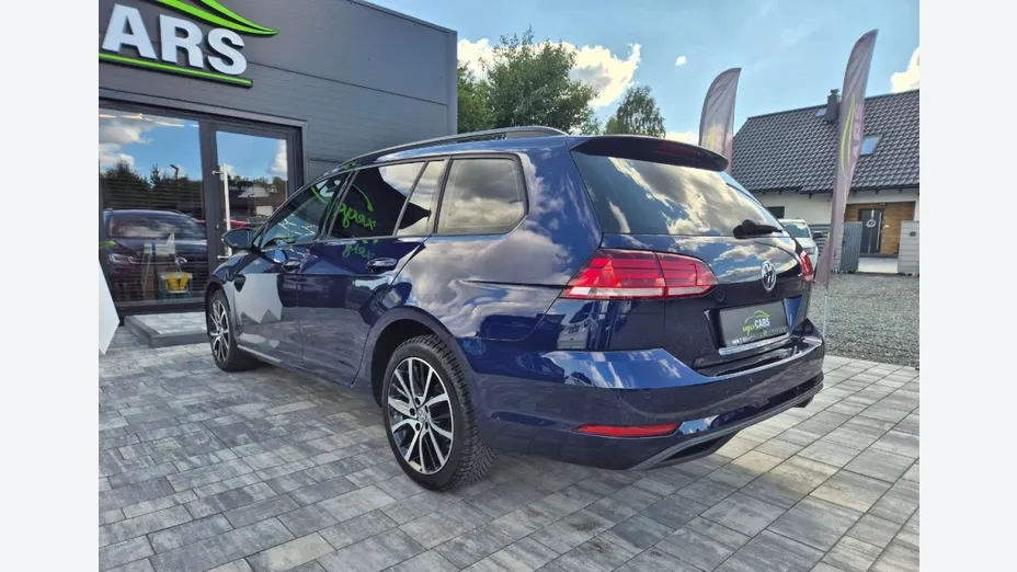 VOLKSWAGEN Golf -