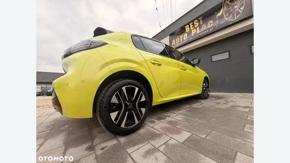 PEUGEOT 208 -