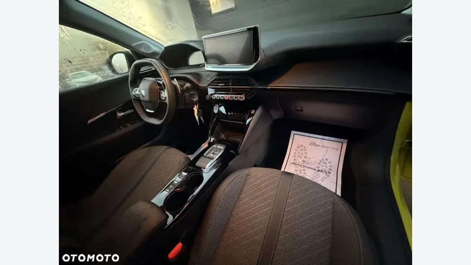 PEUGEOT 208 -