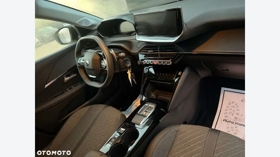 PEUGEOT 208 -