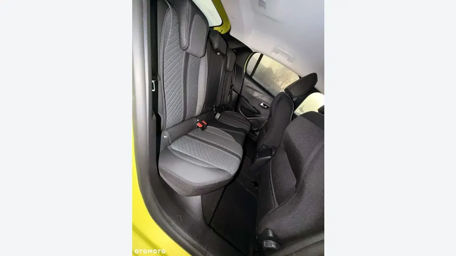 PEUGEOT 208 -