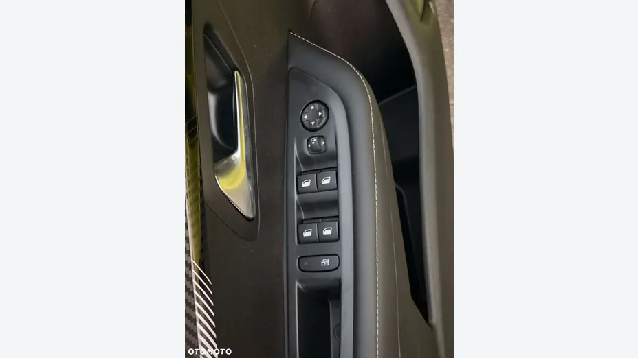 PEUGEOT 208 -
