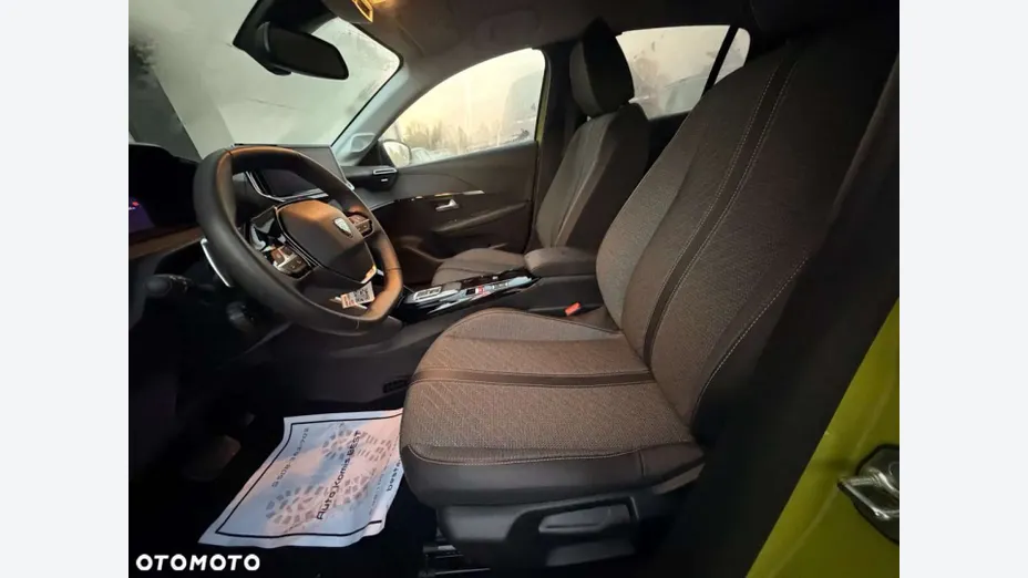 PEUGEOT 208 -