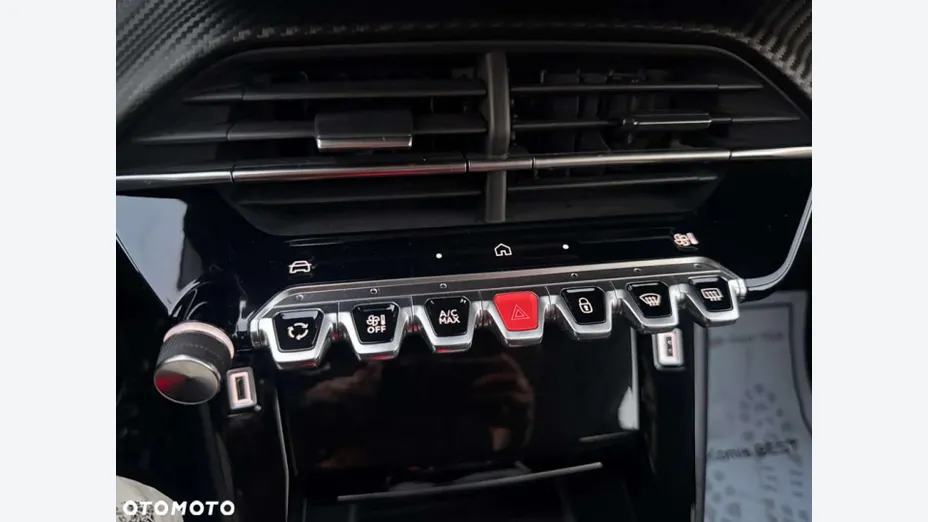 PEUGEOT 208 -